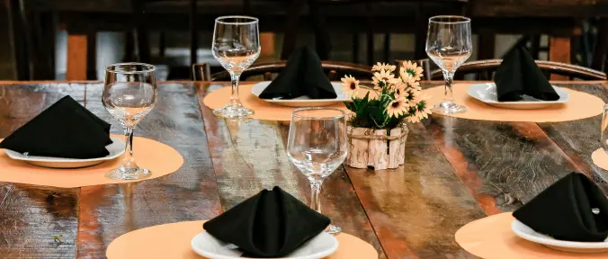 The Proper Way to Use Napkins at a Banquet